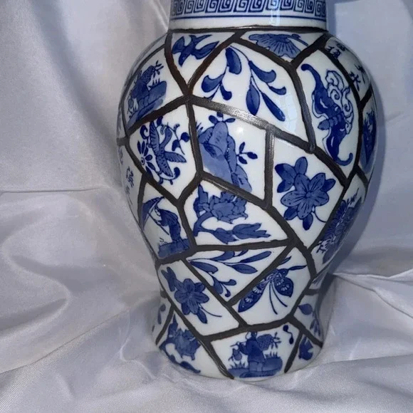 Chinese Blue and White Lidded Jar Hand Painted with Floral and Leaf - Picture 4 of 11